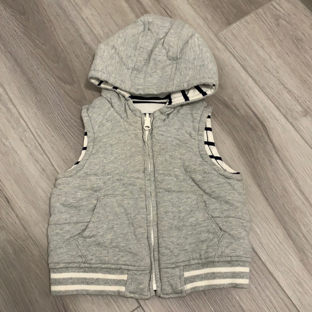 🎊 3/$25  Baby  Gap reversible hooded vest 12M 🎊